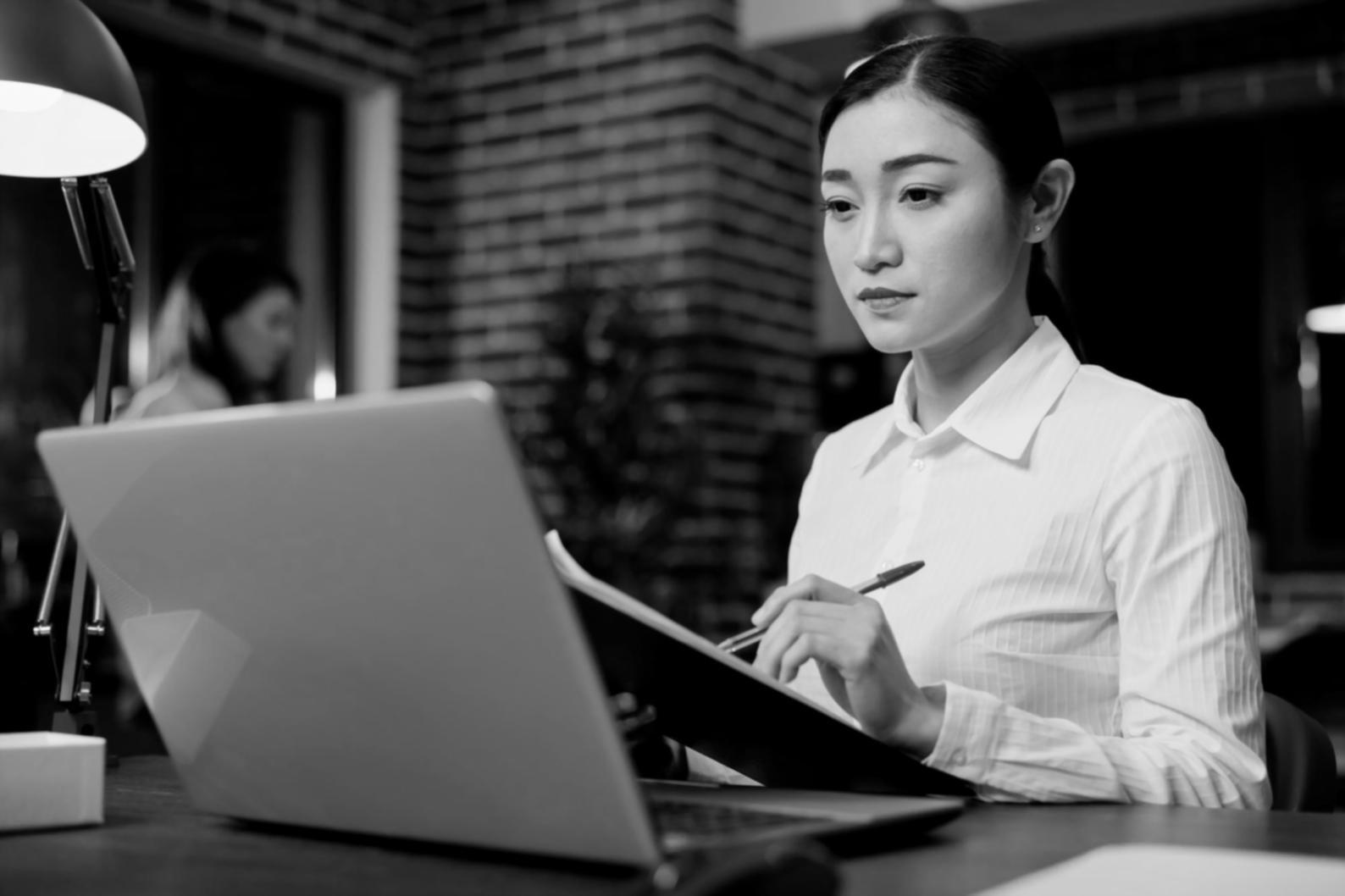 Équipe Zerilomira travaillant sur la création de contenu SEO