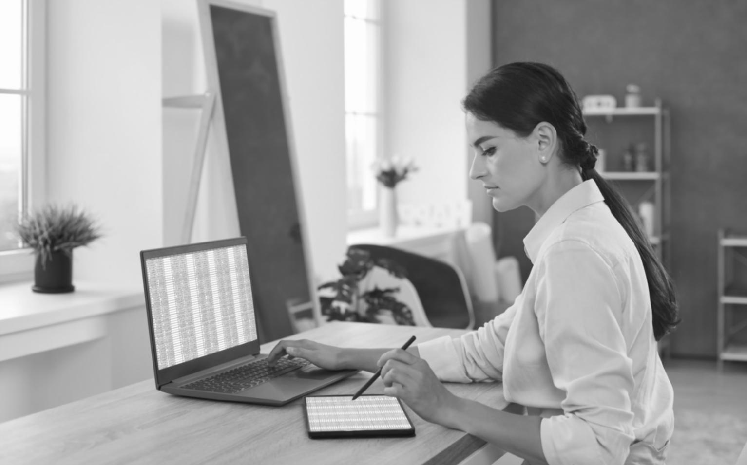 Étudiante suivant un cours en ligne de rédaction SEO sur son ordinateur portable